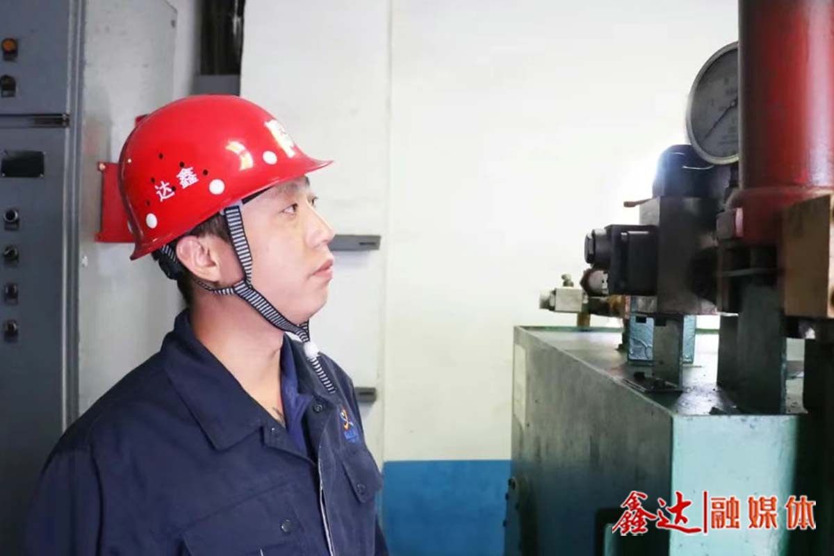 鑫達故事丨沈征：胸藏浩氣馭風勢，汗浸青衫鑄鐵魂！